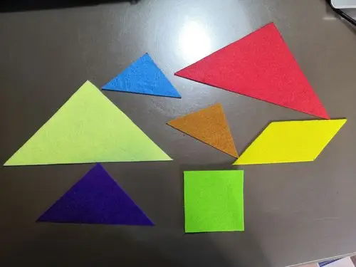 小朋友仔细观察一下,你都看见了哪些图形?        一共有多少个呢?