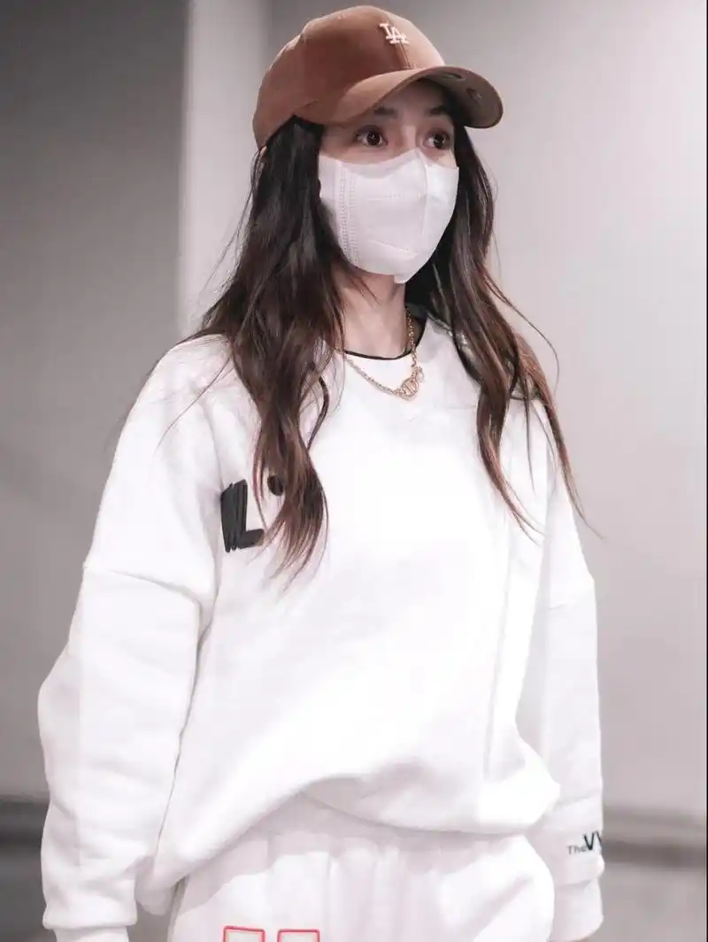 angelababy日常私服 白色卫衣好软糯 简单卫衣卫裤,舒服自在舒适休闲