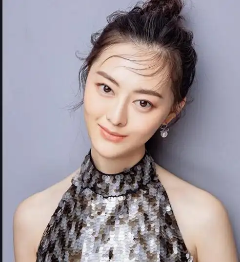 所以在很长一段时间,越剧团的同事没人知道陈格的家庭背景,她从来不说