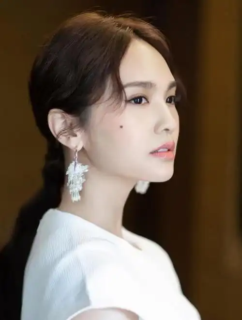 35岁杨丞琳真嫩,穿露腰装配阔腿裤,同框杨超越看不出差14岁_网易订阅