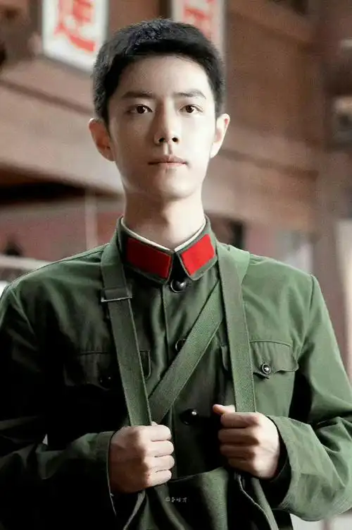 这感觉就来了,肖战在王牌部队里的顾一野这身军装完全是军旅小说里走