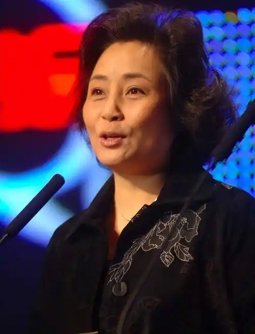 靠前任妻子有一个儿子杜淳他12岁时父母离婚了后来,杜志国结识了赵娜