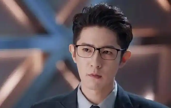 35岁季肖冰隐婚生子,禁烟区当孕妻面吸烟,曾和迪丽热巴演cp!