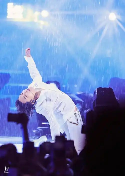 奉上张艺兴今天的湿身舞台图,我太可了,.