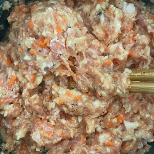 食材:一斤猪肉 胡萝卜一根 虾仁100克 花椒3克 葱姜做法:16615