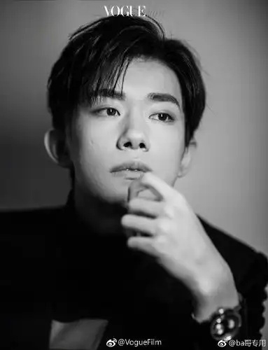 vouge黑白时尚大片,杨幂ab唐嫣刘昊然易烊千玺,谁最有质感?