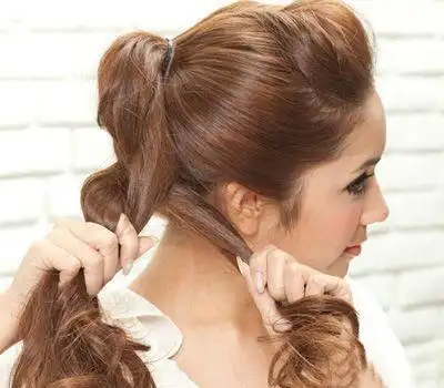 特别多的mm喜欢简约大方的花苞头盘发发型,简单时尚的花苞头不仅更添