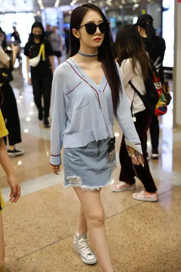 孟美岐破洞牛仔裙秀美腿,21岁做评委引争议