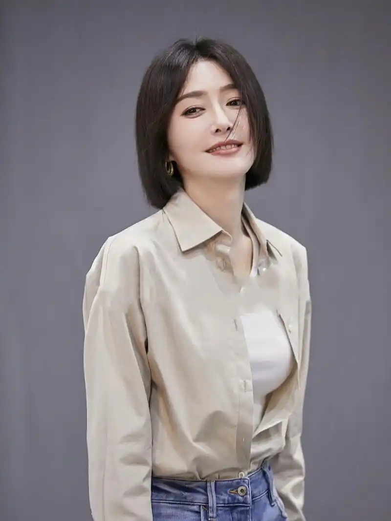 女神秦岚剪一刀切短发后,更加迷人 秦岚最近在节目中的一款短发造型