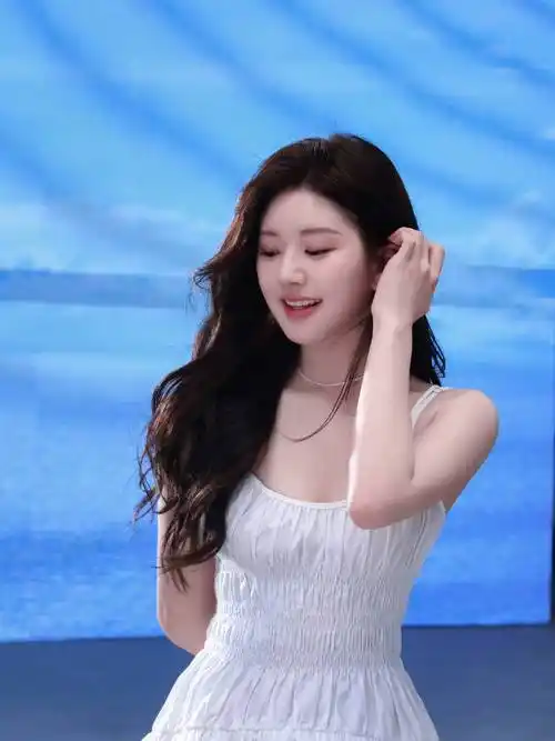 赵露思好美好甜的造型!两款白色系穿搭,时尚又迷人_感觉_瑜伽_风格