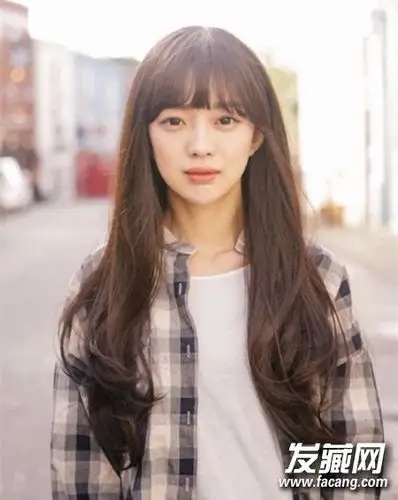 可爱又减龄的齐刘海发型 女生中最常见的发型