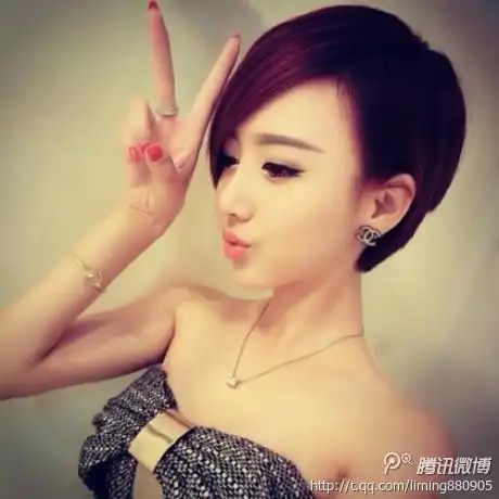 【斜刘海短发】这款斜刘海短发发型,简单清爽,柔顺的斜刘海遮住半边