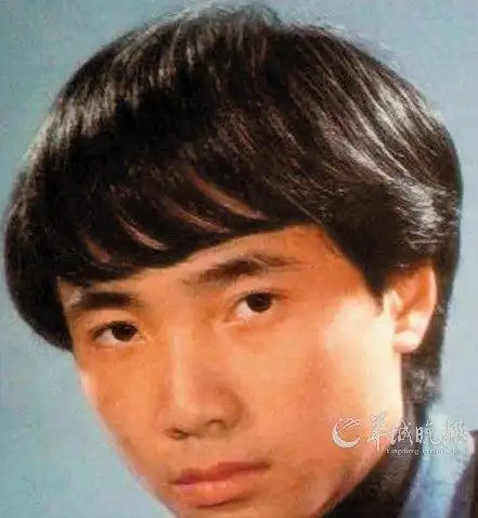 徐峥年轻时头发浓密徐峥曾当过"发模"昨日,有网友在微博曝光了徐峥