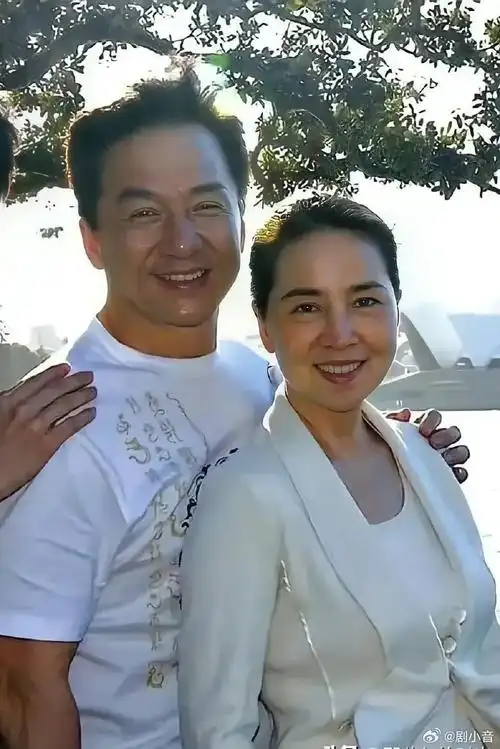 成龙和老婆年轻时候