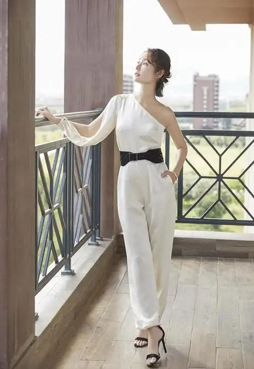 林心如现在尺度放开了穿挂脖连体裤配波波头亮相人红气场真大