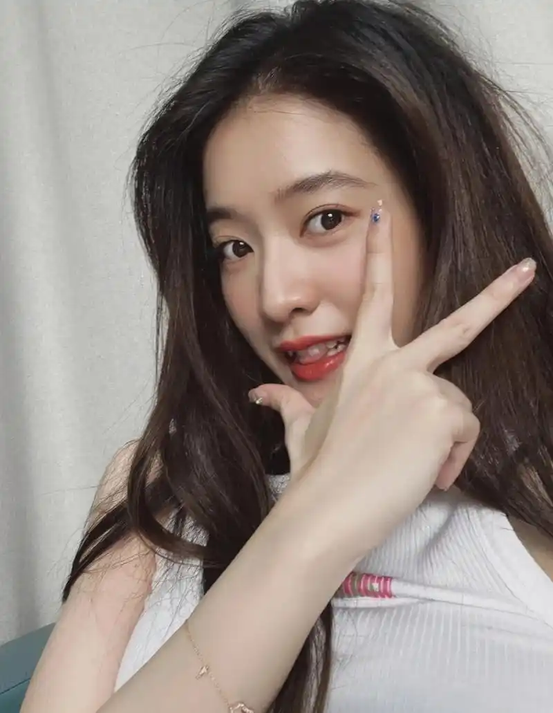 张雪迎分享自拍照,披肩长发和白色t恤很搭,夏日气息满满,而且她还没开