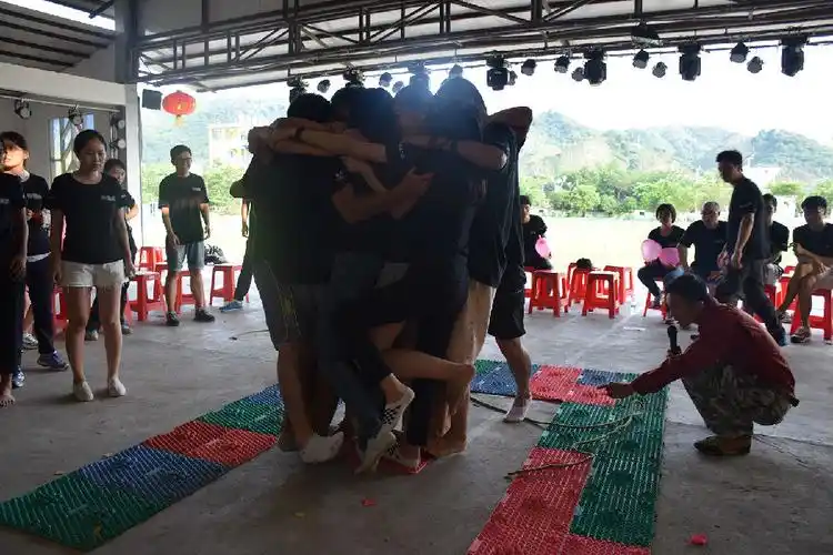 一人一只脚踩在一块指压板上,另一只脚腾空,团结的面对这疼痛的考验