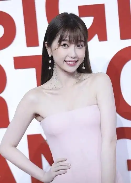 虞书欣穿粉色抹胸裙秀香肩,配白色手袋挺优雅,看得出富千金气质|珍珠