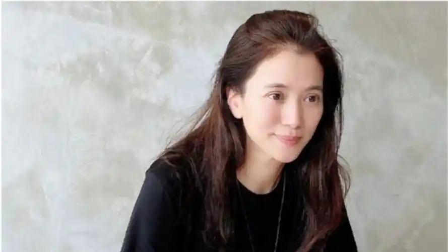 49岁袁咏仪生日现场照曝光 素颜清纯被赞逆龄生长