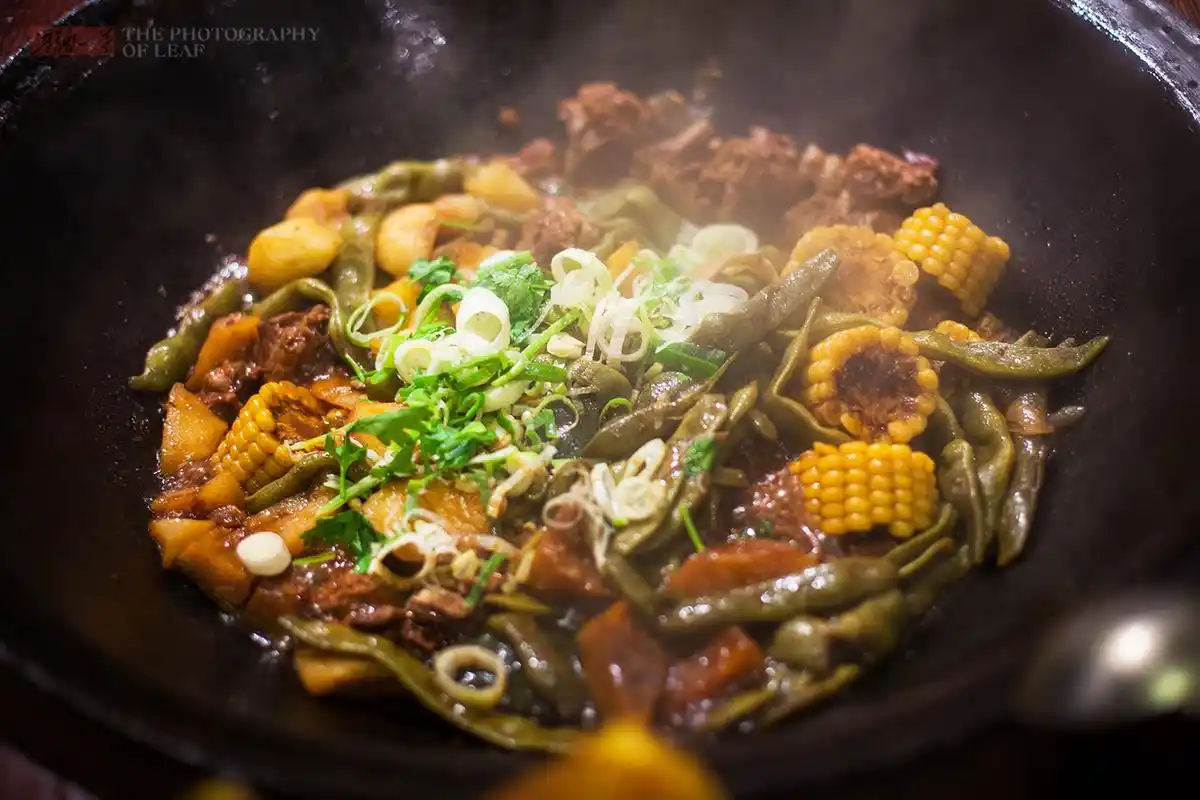 东北炖菜的量都非常的大,南方人第一眼看到都会很惊讶,这其中透露着