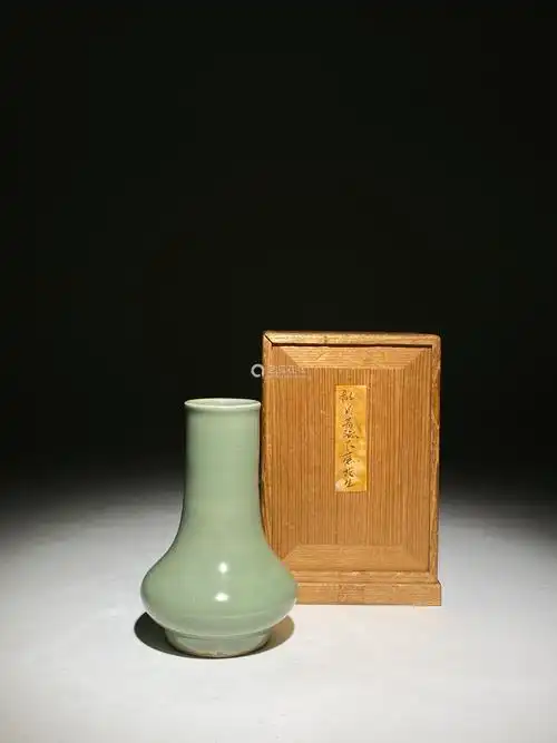 龙泉窑青瓷直颈瓶