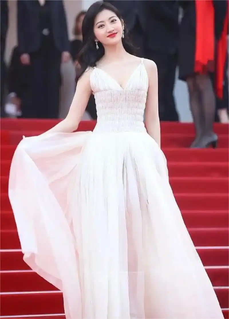 1,赵今麦和赖冠霖俩人就是纯纯的友谊被片方炒过cp   2,唱歌挺好听的