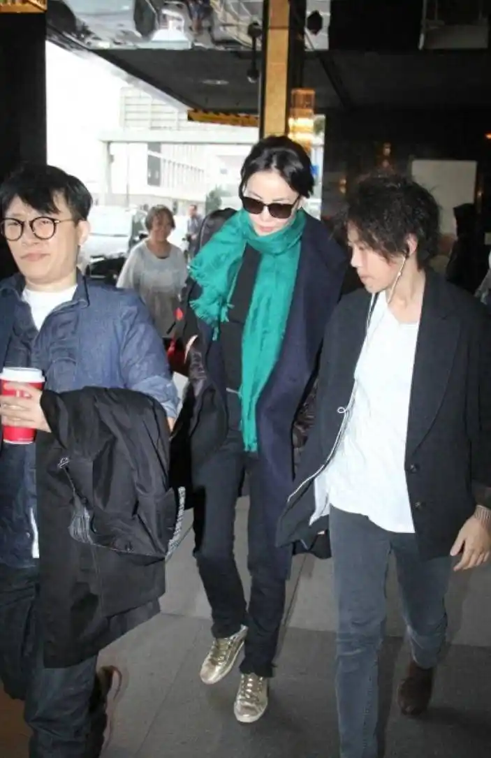 54岁王菲挺大肚赴京为男友庆生,谢霆锋回应:我没有新孩子_感情_社会