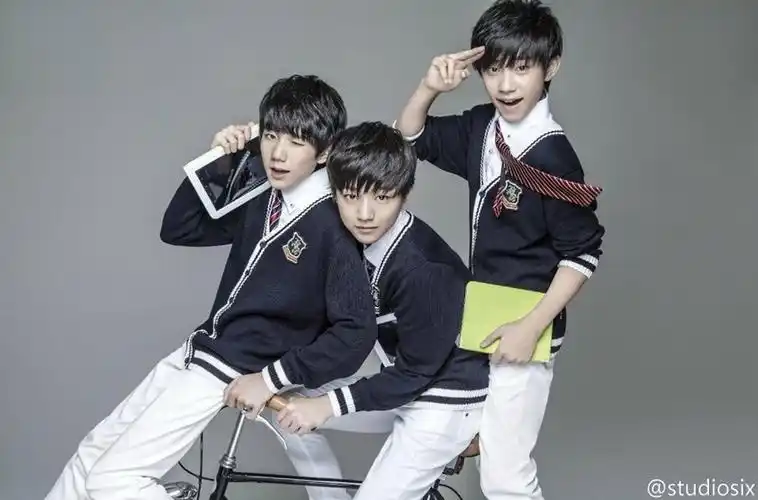 1/7 我要分享   今日,tfboys为杂志拍摄的封面大片曝光,照片中,三小只