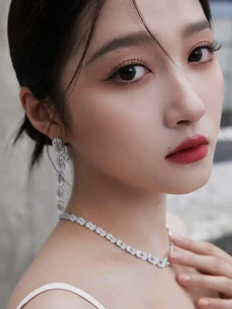 关晓彤第一套vs第二套  晓彤这两套造型虽然不是顶奢大牌,却很适合她