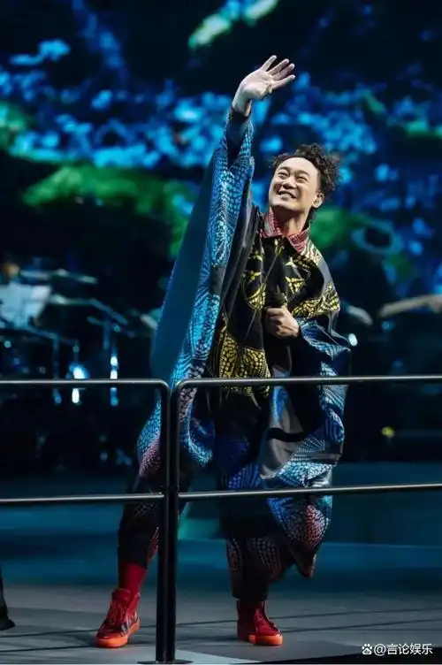 演唱会中,陈奕迅全身心投入每一首歌曲的演绎,然而,却遭遇了观众的