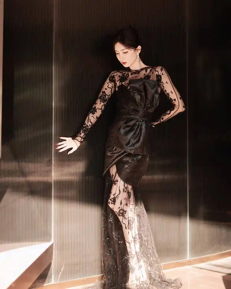 江疏影美照曝光,她盘发穿透视黑裙,纤细美腿太撩人了