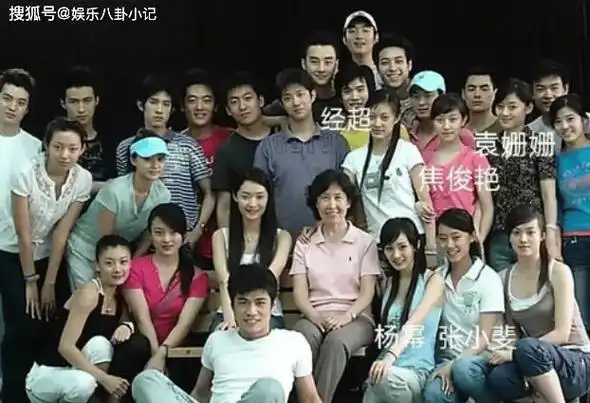 他是杨幂同班同学,与大6岁老婆结婚10年零绯闻,只比继女大17岁