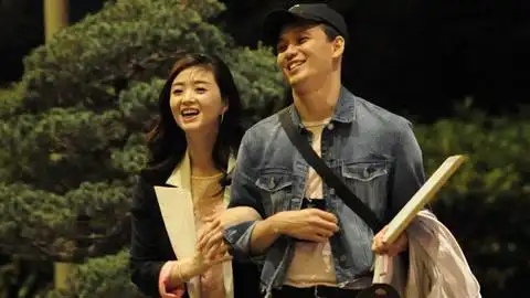 蒋欣新恋情?亲密挽手,一脸甜笑,网友:终于找到归宿了!