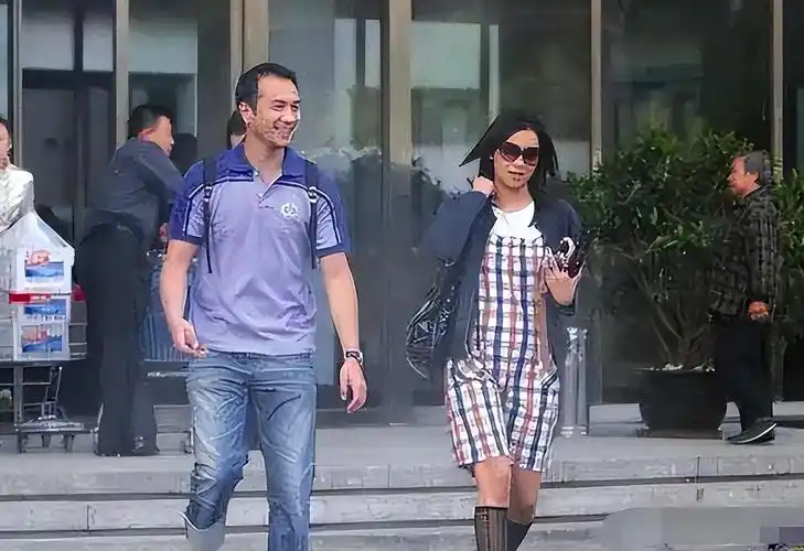 回顾演员黄觉放弃周迅徐静蕾转身娶小14岁娇妻他有什么魅力