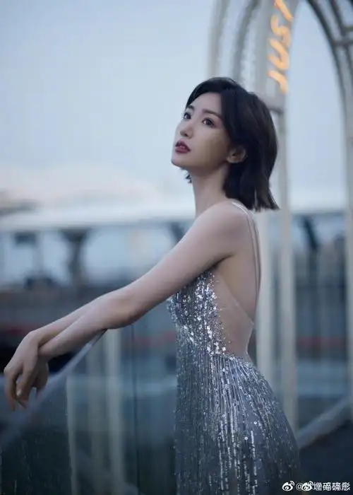 毛晓彤这一身银色流苏亮片裙造型真的好漂亮