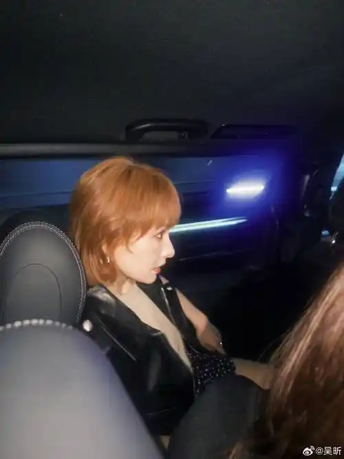 吴昕金色短发皮衣造型酷帅随性