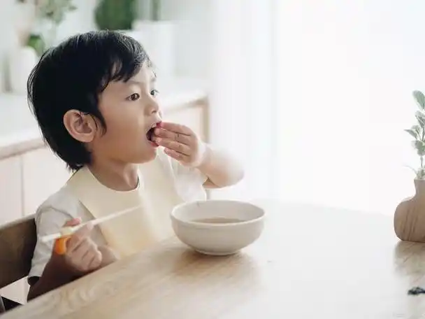 孩子进幼儿园了还不会自己吃饭,要进行感统训练吗?