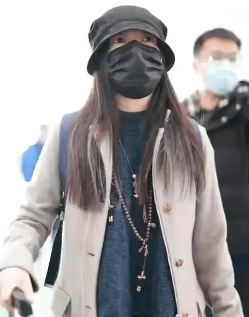 久未露面的赵薇现身机场,手臂伤明显疑被家暴,47岁像是60岁大妈|紧身