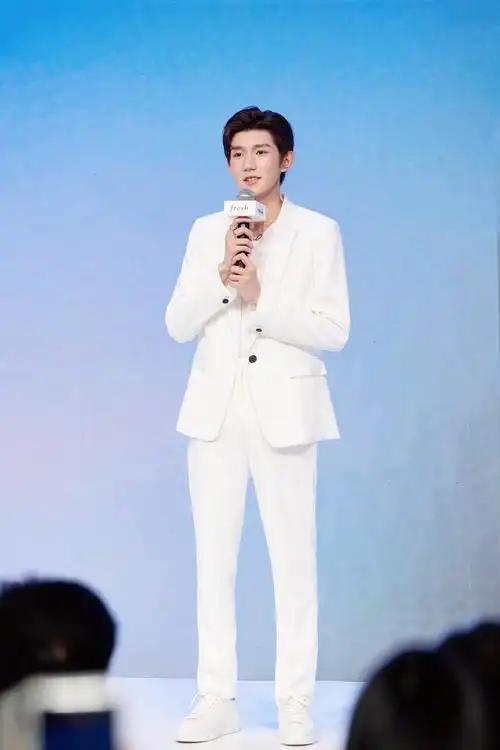 王源现身上海某活动 纯白西装造型彰显独特魅力