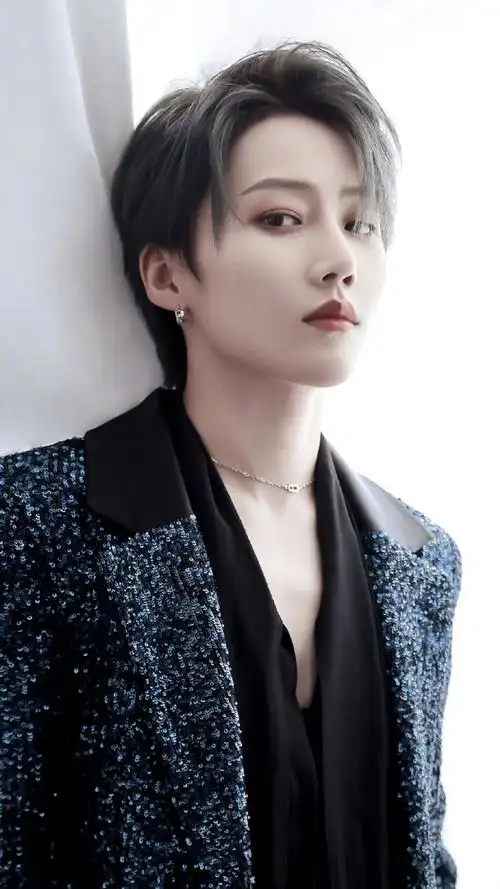 刘雨昕墨绿鎏金红毯造型