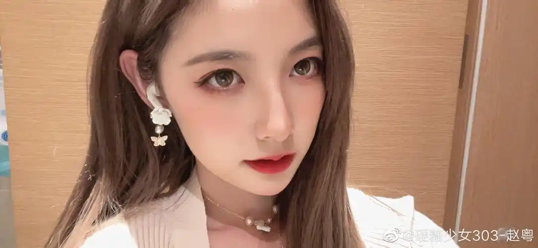 赵粤晒长发自拍九宫格精致可爱各种风格都可以驾驭