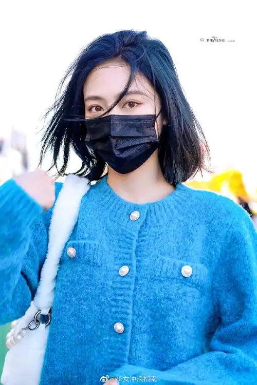 许佳琪蓝色齐肩发#许佳琪今日饭拍,身穿蓝色短款毛衣,齐肩蓝色短发很