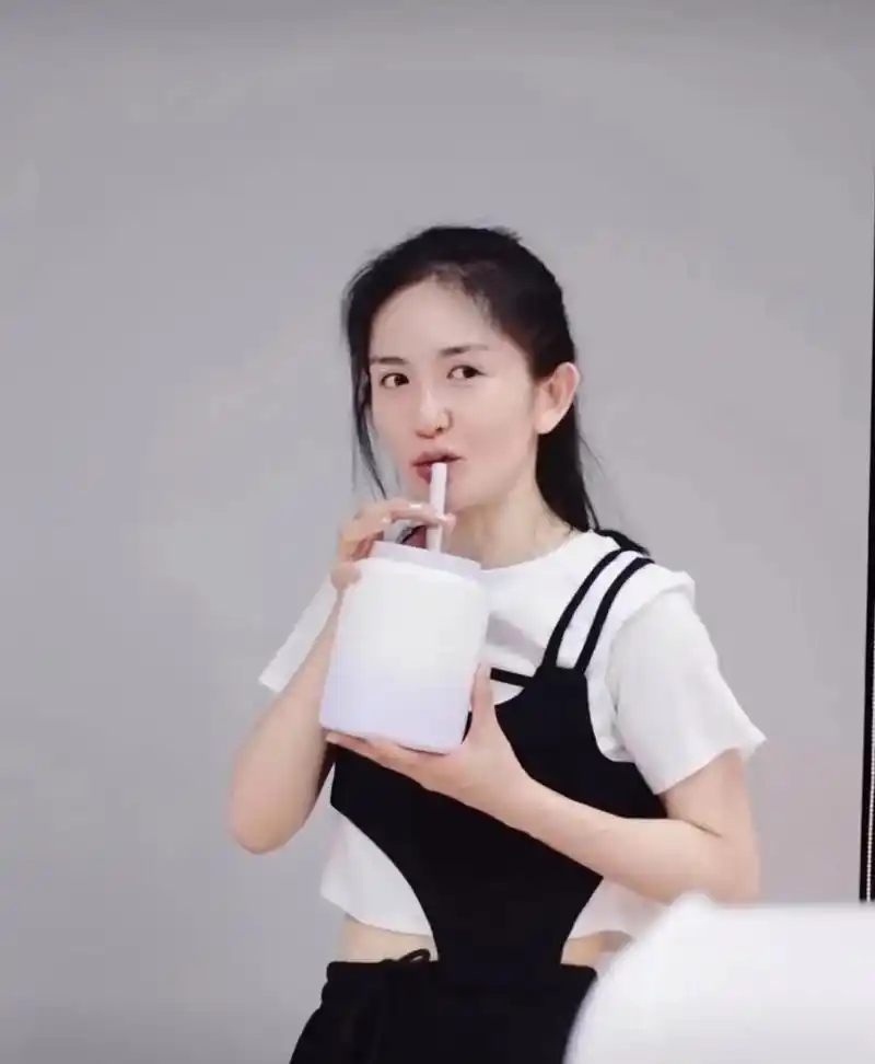 谢娜素颜的状态真好,皮肤白皙细腻,又瘦又美又青春!