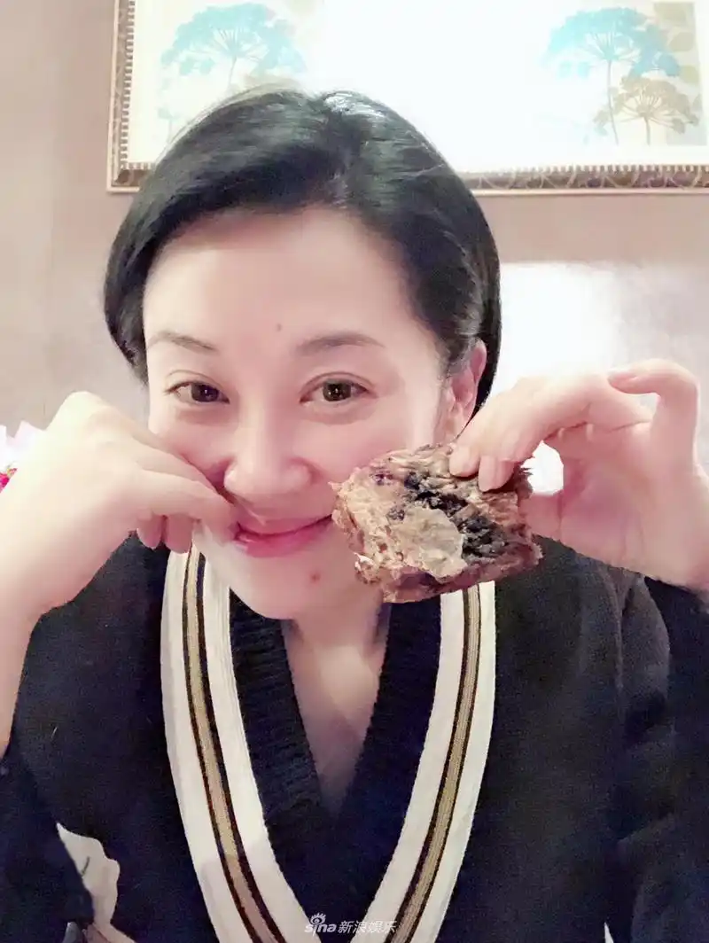 组图:49岁许晴直播中卸妆 素颜对镜头少女感十足