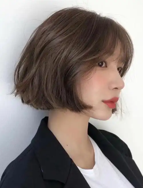 几乎没有选择的发型,大部分发型都适合,除了最常见的短发和内扣发型