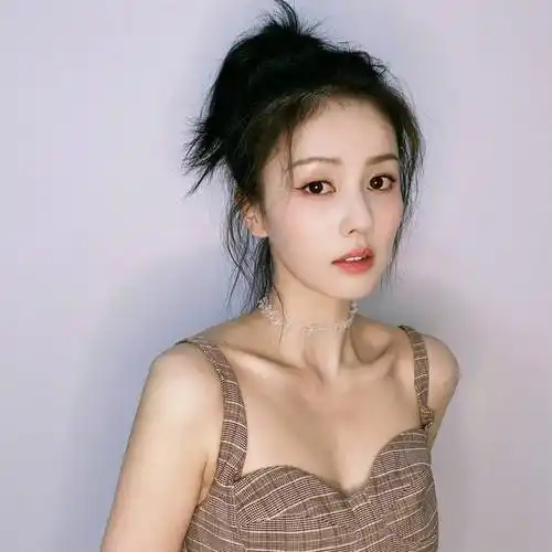 白鹿穿红裙拍写真,红色背景衬托,美翻了!_照片_潜力_身材