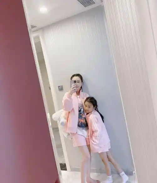 李小璐晒与甜馨母女装,甜馨霸气表情好有范,越来越像爸爸了_贾乃亮