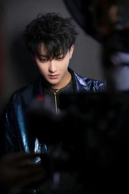 黄子韬帅气潇洒写真图片