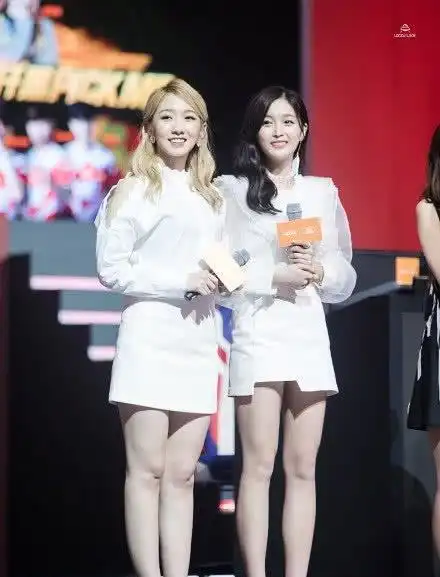 孟美岐吴宣仪同台比美一个大长腿一个萝卜腿对比太尴尬