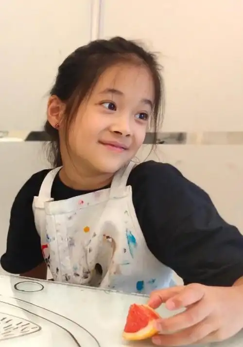 梅婷10岁女儿再演电影搭档宋佳赵又廷等演技派大合照站位抢镜